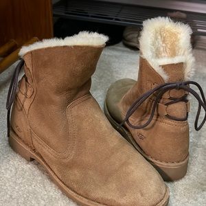 Slim Naiyah UGG boots with laces on the back